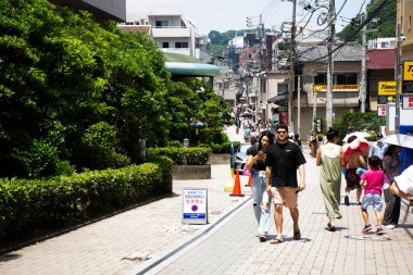 Japon insanlar 7 Temmuz 2024 'te Kanagawa, Japonya' da bulunan Fujisawa 'da Subana Yerel Gıda Pazarı' nda hediyelik eşya satın almak ve Enoshima Adası 'nı ziyaret etmek için dolaşırlar.