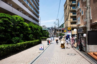 Japon insanlar 7 Temmuz 2024 'te Kanagawa, Japonya' da bulunan Fujisawa 'da Subana Yerel Gıda Pazarı' nda hediyelik eşya satın almak ve Enoshima Adası 'nı ziyaret etmek için dolaşırlar.