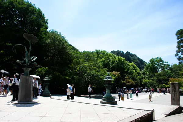 Kamakura Daibutsu veya Kotoku-in veya Kotokuin Tapınağındaki Amida Buddha bronz heykeli Japonlar için seyahat gezginleri için 7 Temmuz 2024 'te Kanagawa' daki Enoshima şehrinde namaz kılmak üzere ziyaret edin.