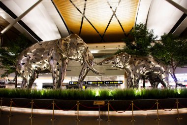 Tayland 'ın Bangkok kentinde 1 Mayıs 2024' te Suvarnabhumi Havalimanı 'nda seyahat eden Taylandlılar için heykel oyma ve metal oluşturan sanat filleri modelli iç mimari binalar.