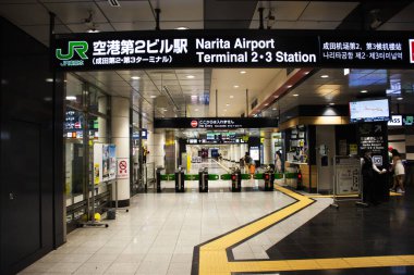 2 Mayıs 2024 'te Japonya' nın Chiba kentindeki Narita Uluslararası Havalimanı 'nda demiryolu trenine hizmet etmek için seyahat eden Japon ve yabancı yolcular için genel bilgi paneli