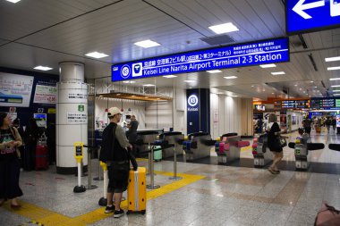 Japonlar için Narita Uluslararası Havalimanı 'nın iç mimari binası yabancı yolcular seyahat çantası taşıyor 2 Mayıs 2024' te Chiba, Japonya 'da demiryolu treniyle servis yolculuğunu ziyaret ediyor.