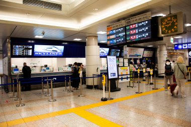 Japon yolcu yolcuları 2 Mayıs 2024 'te Japonya' nın Chiba kentindeki Narita Uluslararası Havalimanı 'ndaki tren istasyonu için Skyline Express' ten bilet satın almak için ayakta duruyorlar.