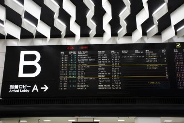 Japonya 'nın Chiba kentindeki Narita Uluslararası Havalimanı' nda 2 Mayıs 2024 tarihinde Japon yolcuların varış ve kalkış saatlerini gözlemleyin.