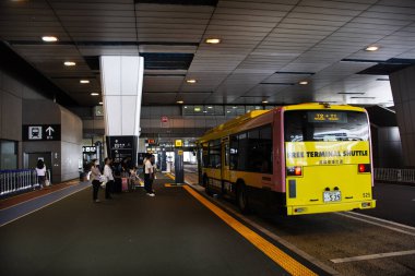 Japonlar için Narita Uluslararası Havalimanı ve otobüs durağı yolcu yolcuları için dış mimari binaları 2 Mayıs 2024 'te Japonya' nın Chiba kentindeki Narita kentindeki servis yolculuğunu ziyaret ettiler.