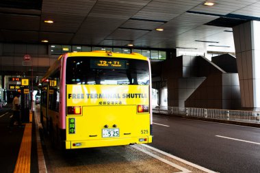 Japonlar için Narita Uluslararası Havalimanı ve otobüs durağı yolcu yolcuları için dış mimari binaları 2 Mayıs 2024 'te Japonya' nın Chiba kentindeki Narita kentindeki servis yolculuğunu ziyaret ettiler.