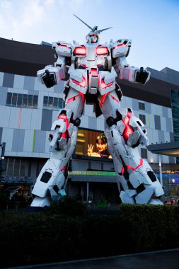 Manzara ve Yaşam Boyutlu Tekboynuz Gundam Heykeli Japon vatandaşları için DiverCity Tokyo Plaza model figürüne bakın. 4 Temmuz 2024 'te Tokyo, Japonya' da, Minato şehrinde seyahat eden gezginler için fotoğraf çekimi.