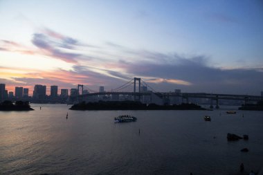 Japonlar için Odaiba rıhtımındaki Gökkuşağı Köprüsü ve Tokyo Körfezi 'nin panoramik manzarası gezginler için dinlenme dinlenme yeri Tokyo, Japonya' daki Minato şehrinde manzaralı daiba kentsel manzarası.