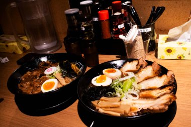 Tokyo Ramen Kokugikan Mai 'deki yerel bir restoranda Japon sokak yemekleri ramen miso çorbası 4 Mayıs 2024' te Japonya 'nın Minato kentinde, Daiba' da Aqua City Odaiba 'da içki içenler için.