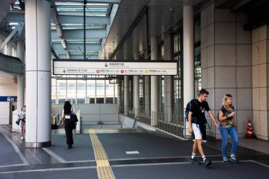 Japon halkı ve yolcuları, 7 Temmuz 2024 'te Tokyo Kanto, Japonya' daki Shinjuku JR tren istasyonundaki duraklara gitmek üzere seyahat etmek ve hizmet lokomotifi tren yolunu kullanmak için seyahat ederler.