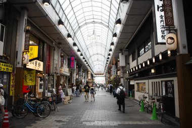 Japon gezginler 4 Temmuz 2024 'te Japonya' nın Kanto şehrinde, Taito şehrinde, Asakusa 'da Shin Nakamise dori Alışveriş Caddesi' nde hediyelik eşya almak için alışverişe giderler.