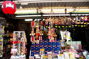 Japon vatandaşları için el yapımı hediyelik eşya dükkanları... 4 Temmuz 2024 'te Japonya' nın Kanto kentindeki Asakusa şehrinde Shin Nakamise dori... alışveriş caddesi pazarından alışveriş yapmak için seyahat ederler.