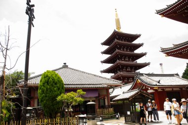 Japonya 'da Sensoji antik tapınağındaki Awashimado Malikanesi ya da Asakusa Kannon antik Japon gezginleri için tapınağı ziyaret edin.