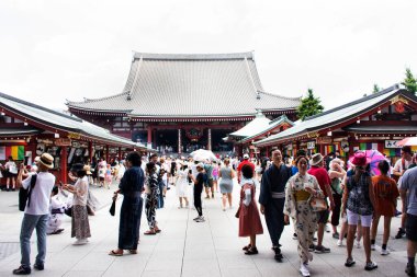 Japon gezginler, 7 Temmuz 2024 'te Japonya' nın Kanto şehrinde, Tokyo 'daki Asakusa Kannon antik tapınağındaki kutsal Buda' nın mistik duasına saygı göstererek seyahat ederler.