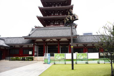 Japonya 'da Sensoji antik tapınağındaki Awashimado Malikanesi ya da Asakusa Kannon antik Japon gezginleri için tapınağı ziyaret edin.