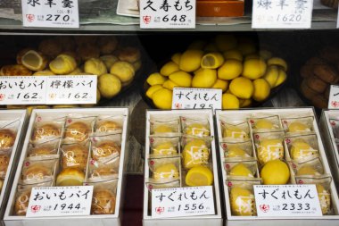 4 Temmuz 2024 'te Japonya' nın Kanto kentinde, Tokyo 'da Nakamise Alışveriş Caddesi' ndeki Asakusa Marketi 'nde Japon yolcuları için ünlü hediyelik eşyalar alınmasını öneririz.