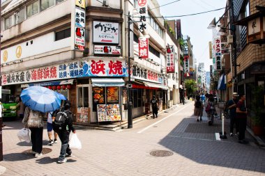 Ueno antik kenti ve Ameya yokocho Alışveriş Sokağı 'nın manzarasını veya Ameyoko Pazarı' nı seyahet eden Japonlar için ziyaret et. 4 Temmuz 2024 'te Kanto, Japonya' da Tokyo 'da içki iç.