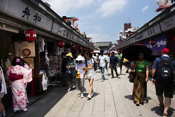 stock image Japanese people travelers travel visit shopping select buy gifts souvenirs on Shin Nakamise dori Shopping Street Local antique Market of Asakusa in Taito City at Tokyo on July 4, 2024 in Kanto, Japan