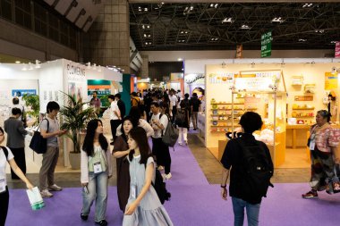 Japon girişimci ve iş adamı yabancı tasarımcı insanlar 3 Temmuz 2024 'te Tokyo, Japonya' da bulunan Koto şehrindeki Ariake kasabasında düzenlenen fuar fuar moda yaşam tarzına katıldılar.