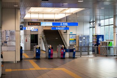 Japonlar için Kokusai-Tenjijo tren istasyonunun iç mimari binası 5 Temmuz 2024 'te Tokyo, Japonya' da Koto şehrinde Monorail treniyle Rinkai Hattı 'na seyahat eden yolcular için.