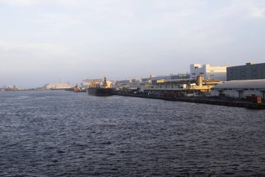Ariake şehrinin manzara manzarasını ve Tokyo Körfezi 'nde endüstriyel liman limanı ve Japonya' nın Tokyo şehrindeki Minato şehrinde çalışan Japonlar için Odaiba rıhtımının imalatını izleyin.