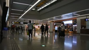 Japonlar ve gezginler için Narita Uluslararası Havalimanı 'nın iç mimari binası 2 Mayıs 2024' te Japonya 'nın Chiba kentinde, Narita şehrinde seyahat çantaları taşımaktadır.