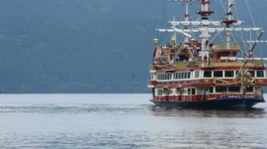 Ashi Gölü ve Klasik tekne turu ya da Hakone Gezgin Gezgin Korsan Gemisi Japon vatandaşları için 6 Temmuz 2024 tarihinde Kanagawa, Japonya 'da bulunan Hakone Dağı' nda Fuji Dağı 'nı ziyaret eder.