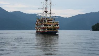 Ashi Gölü ve Klasik tekne turu ya da Hakone Gezgin Gezgin Korsan Gemisi Japon vatandaşları için 6 Temmuz 2024 tarihinde Kanagawa, Japonya 'da bulunan Hakone Dağı' nda Fuji Dağı 'nı ziyaret eder.