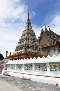 Tayland 'da Nakhon Pathom, Tayland' da Nakhon Chai Si 'de bulunan Wat Klang Bang Kaew' de mistik dilek dilemek için antik ibadet salonu ya da antik ubosot ve Stupa chedi 'yi ziyaret edin.