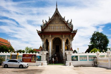 Tai halkı için antik ibadet salonu ya da antik ubosot 24 Mayıs 2024 'te Nakhon Pathom, Tayland' da bulunan Wat Klang Bang Kaew 'da kutsanmış Buda' ya dua edin.