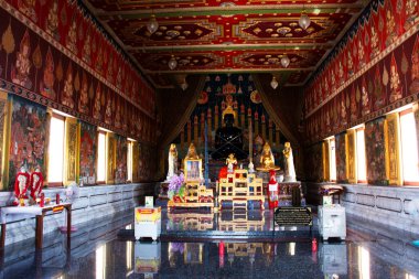 Tayland 'a seyahat eden insanlar için Antik Buda' nın kutsal meleği Wat Klang Bang Kaew 'in 24 Mayıs 2024' te Nakhon Chai Si 'de, Tayland Nakhon Pathom' da kutsanması için dua eder.