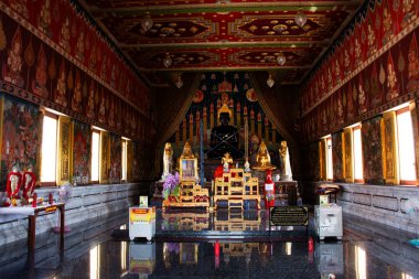 Tayland 'a seyahat eden insanlar için Antik Buda' nın kutsal meleği Wat Klang Bang Kaew 'in 24 Mayıs 2024' te Nakhon Chai Si 'de, Tayland Nakhon Pathom' da kutsanması için dua eder.