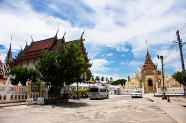 Tai halkı için antik ibadet salonu ya da antik ubosot 24 Mayıs 2024 'te Nakhon Pathom, Tayland' da bulunan Wat Klang Bang Kaew 'da kutsanmış Buda' ya dua edin.