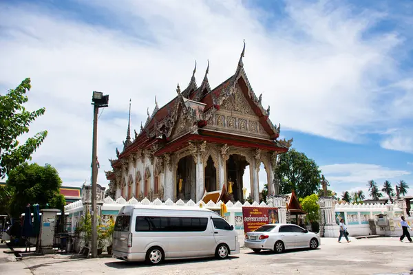 Tai halkı için antik ibadet salonu ya da antik ubosot 24 Mayıs 2024 'te Nakhon Pathom, Tayland' da bulunan Wat Klang Bang Kaew 'da kutsanmış Buda' ya dua edin.