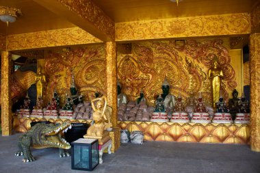 Tai halkı için Wat Mai Supradit Tharam Tapınağı 'ndaki Antik Buda gezginleri ziyaret eder ve dua eder. Nakhon Chai Si' de Nakhon Pathom Tayland 'da kutsal melek mistik ibadeti.