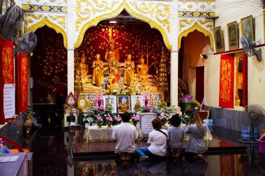 Antik Buda, Wat Mai Supradit Tharam Tapınağı 'nın antik ubosot' unda Tayland 'da 24 Mayıs 2024' te Nakhon Chai Si 'de seyahat eden insanlar için ziyaret ve dua dileklerine saygı gösterir.