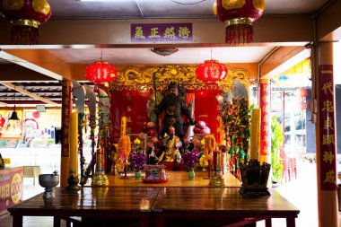 Antik Chao Por Guan Yu Tapınağı ve Antik Çin sadaka evi tapınağı Tayland 'ın başkenti Samut Sakhon' da 13 Eylül 2024 'te Ban Phaeo' da kutsanmış olan kutsal tanrısal meleği ziyaret edin.