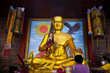 Antik Chao Por Samret Tapınağı ve Antik Çin sadaka evi tapınağı Tayland 'ın Samut Sakhon şehrinde 13 Eylül 2024 tarihinde Ban Phaeo' da kutsanmış kutsal tanrısal meleğe saygılarını sunmak için ziyaret edin.