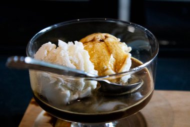 Tayland 'ın başkenti Satun' da bulunan La Ngu şehrinin Pak Bara kentindeki kafe ve restoranda gezginler için vanilya dondurmalı espresso kahvesi ya da Tayland kahveli Affogato kahvesi.