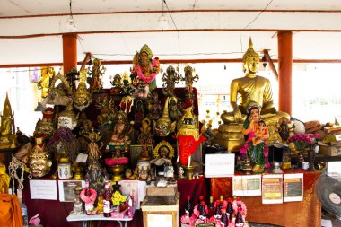 Antik Buda ve antik Hindu tanrıçası kutsal ilahi melek Tayland 'da 29 Temmuz 2024' te Nonthaburi, Tayland 'da bulunan Tapınak' ta kutsanmış ve kutsanmış dua dileklerine saygı duyan gezginler için ziyaret et.