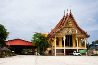 Tayland 'da 29 Temmuz 2024' te Tayland, Nonthaburi 'de bulunan Pak Kret tapınağındaki Wat Tha It Tapınağı' nın mistik dileği için dua eden Buda 'ya ziyaret edin.