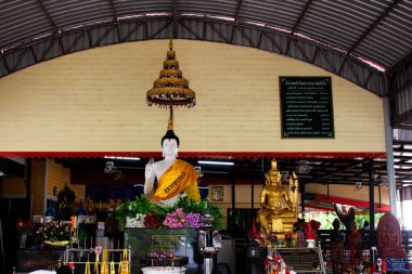 Taylandlı gezginler için antik kutsal Buda heykeli. 20 Ekim 2024 'te Nonthaburi, Tayland' da bulunan Wat Bang Rak Yai tapınağında yapılan mistik ibadeti kutsa.