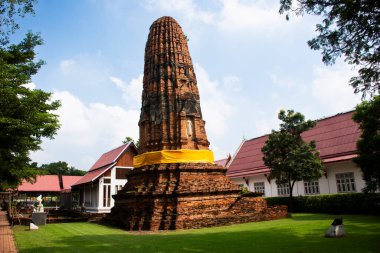 Eski harabeler ve antik harabeler Tayland 'ın başkenti Bang Yai' de bulunan Wat Prang Luang Tapınağı 'nda kutsanmış Buda' ya dua ederek seyahat edenler için pagoda chedi ziyafeti.
