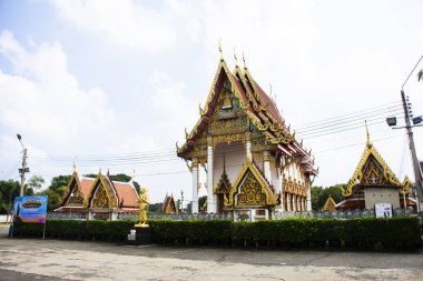 Taylandlı gezginler için antik ibadet salonu ya da antika ubosot 10 Ekim 2024 'te Bang Yai, Tayland' da bulunan Wat Prang Luang Tapınağındaki kutsal Buda mistik duasına saygılarını sunarlar.