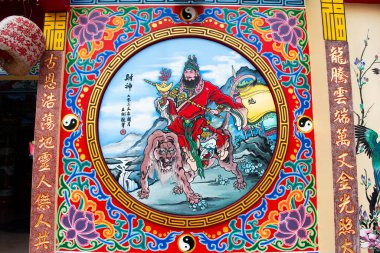 Tai halkı için Bang Yai Tanrı Tapınağı 'nda antik Zhong Kui resmi çizen fresklerin mimari tasarımı. Gezginler 10 Ekim 2024' te Nonthaburi, Tayland 'da dua ederek ibadet ederler.