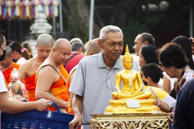 Tayland halkı, 18 Ekim 2023 'te Nonthaburi Tayland' da, Wat Prasat tapınağındaki Budist Perhiz töreninde Tak Bat Devo Budizm Festivali 'ne katılır ve rahiplere yemek sunar.