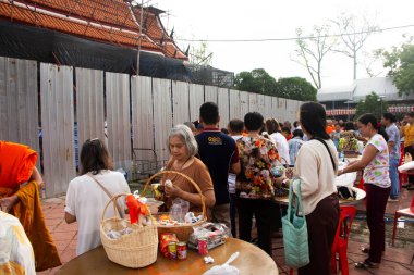 Tayland halkı, 18 Ekim 2023 'te Nonthaburi Tayland' da, Wat Prasat tapınağındaki Budist Perhiz töreninde Tak Bat Devo Budizm Festivali 'ne katılır ve rahiplere yemek sunar.