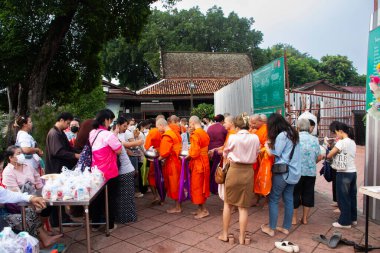 Tayland halkı, 18 Ekim 2023 'te Nonthaburi Tayland' da, Wat Prasat tapınağındaki Budist Perhiz töreninde Tak Bat Devo Budizm Festivali 'ne katılır ve rahiplere yemek sunar.
