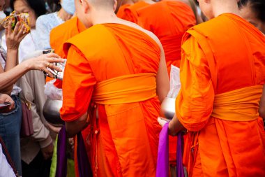 Yerli thai halkı seyahat eder ve ritüele katılır. Yiyecek sunar ve Kathin töreninde Budist rahiplere bağış yapar. Tayland, Nonthaburi 'deki Wat Prasat tapınağında Budist Perhizi' ni kutlarlar.