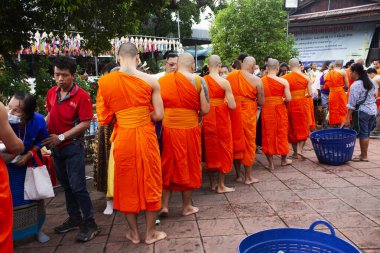 Tayland halkı, 18 Ekim 2023 'te Nonthaburi Tayland' da, Wat Prasat tapınağındaki Budist Perhiz töreninde Tak Bat Devo Budizm Festivali 'ne katılır ve rahiplere yemek sunar.